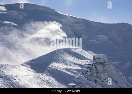 France, haute Savoie, Chamonix Mont Blanc, le refuge du Goûter (3835 m) aussi appelé refuge de l'aiguille du Goûter, est un refuge de montagne situé sur l'aiguille du Goûter (vue aérienne) Banque D'Images
