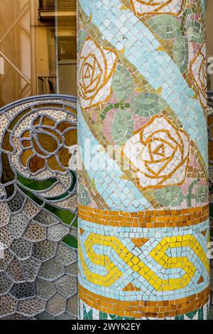 Espagne, Catalogne, Barcelone, Palau de la Musica Catalana (Palais de la musique catalane), salle de concert conçue par l'architecte du modernisme catalan Lluis Domènech i Montaner, site du patrimoine mondial de l'UNESCO, colonnes en mosaïque de la loggia extérieure Banque D'Images