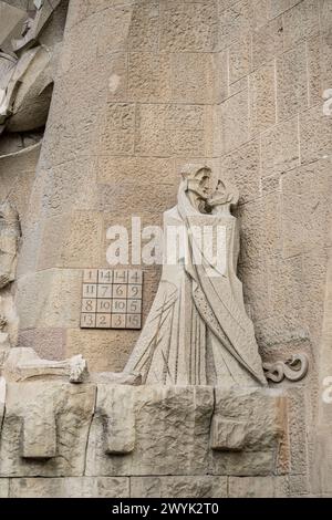 Espagne, Catalogne, Barcelone, quartier de l'Eixample, basilique de la Sagrada Familia par l'architecte moderniste catalan Antoni Gaudi, classée au patrimoine mondial de l'UNESCO, place magique et baiser de Judas sur la façade de la passion sculptée par Josep Maria Subirachs Banque D'Images