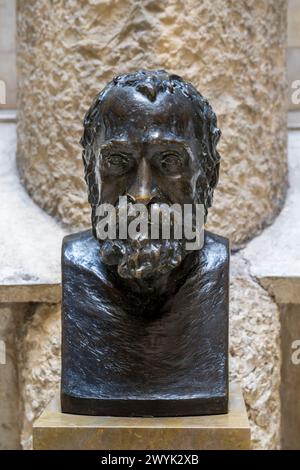 Espagne, Catalogne, Barcelone, quartier de l'Eixample, Passeig de Gracia, Pedrera ou Casa Mila (1905-1910) par l'architecte moderniste catalan Antoni Gaudi, site classé au patrimoine mondial de l'UNESCO, buste d'Antoni Gaudi Banque D'Images