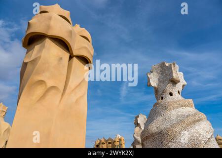 Espagne, Catalogne, Barcelone, quartier de l'Eixample, Passeig de Gracia, Pedrera ou Casa Mila (1905-1910) de l'architecte moderniste catalan Antoni Gaudi, site classé au patrimoine mondial de l'UNESCO, cheminées et tours de ventilation sur le toit-terrasse du bâtiment Banque D'Images