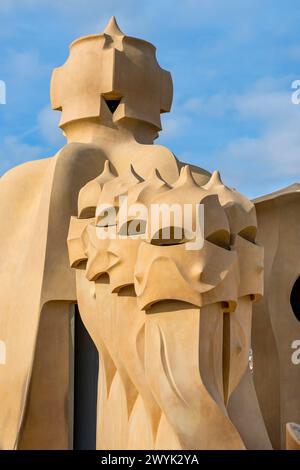 Espagne, Catalogne, Barcelone, quartier de l'Eixample, Passeig de Gracia, Pedrera ou Casa Mila (1905-1910) de l'architecte moderniste catalan Antoni Gaudi, site classé au patrimoine mondial de l'UNESCO, cheminées et tours de ventilation sur le toit-terrasse du bâtiment Banque D'Images