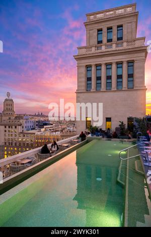 Espagne, Catalogne, Barcelone, quartier de l'Eixample, toit de l'Hôtel Iberostar Selection Paseo de Gràcia qui surplombe la Plaça de Catalunya (Placa de Catalunya) Banque D'Images