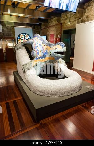 BARCELONE - 10 AOÛT : une réplique grandeur nature de la sculpture conçue par Antoni Gaudi avec une salamandre en mosaïque ou un lézard dans le centre des expositions Gaudi i. Banque D'Images
