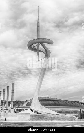 BARCELONE - 11 AOÛT : Tour des communications, alias Torre Telefonica, conçue par le starchitecte S. Calatrava et située dans le parc olympique de Montjui Banque D'Images