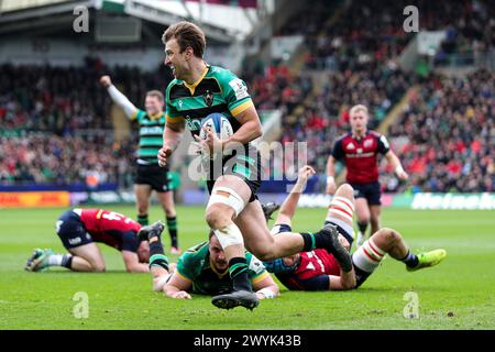 Northampton, Angleterre, 7 avril 2024. James Ramm de Northampton court dans leur première tentative lors du match de la Coupe des Champions Investec entre Northampton et Munster au Cinch Stadium de Franklin's Gardens. Crédit : Ben Whitley/Alamy Live News Banque D'Images