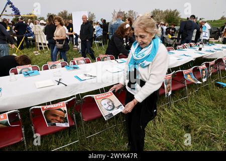 © PHOTOPQR/LA PROVENCE/Valerie Vrel ; Marseille ; 07/04/2024 ; hommage des 6 mois avec la reproduction de la place des otages et appel à leur libération, aux 7 portes de Jérusalem place de la vieille Chapelle. Une centaine de personnes se réunissent et ont partagé différents ateliers commémoratifs pour se souvenir de l'attaque meurtrière perpétrée par le Hamas du 7/10/23 et appeler à la libération des otages encore assurés. Une grande table avec le portrait de chaque otage encore détenu a été dréssé, symbolisant l'absence de ces personnes. Marseille, France, 7 avril 2024 hommage 6 mont Banque D'Images