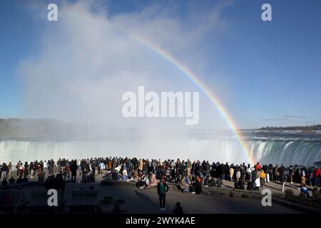 Niagara Falls, États-Unis. 06 avril 2024. Des centaines de touristes commencent à affluer aux chutes du Niagara le samedi 6 avril 2024. La région se prépare à accueillir plus d'un million de visiteurs du monde entier qui souhaitent voir l'éclipse solaire totale le 8 avril. Photo de Joe Marino/UPI crédit : UPI/Alamy Live News Banque D'Images