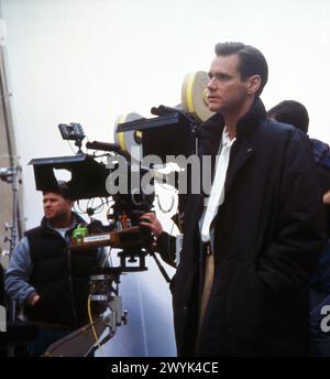 JIM CARREY sur le plateau Candid avec l'équipe de tournage / caméra pendant le tournage du MAJESTUEUX réalisateur 2001 FRANK DARABONT écrivain Michael Sloane musique Mark Isham costume design Karyn Wagner Castle Rock Entertainment / Village Roadshow Pictures / NPV Entertainment / Darkwoods Productions / Polyphony Digital / Warner Bros. Banque D'Images