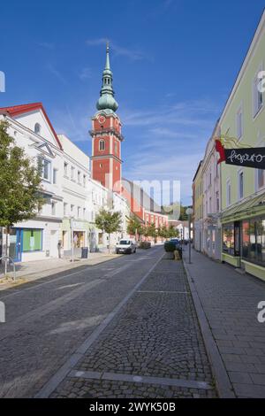 Autriche, haute-Autriche, Ried im Innkreis - 01 octobre 2023 : vue à Schwanthalergasse vers l'église paroissiale de préparé Peter et Paul. Banque D'Images