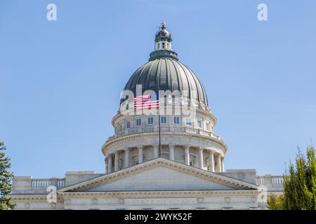 Vue rapprochée du drapeau américain en train de battre le Capitole de l'État de l'Utah à Salt Lake City, dans l'Utah Banque D'Images