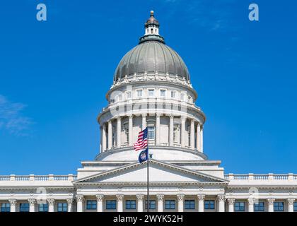 Vue rapprochée du drapeau américain en train de battre le Capitole de l'État de l'Utah à Salt Lake City, dans l'Utah Banque D'Images