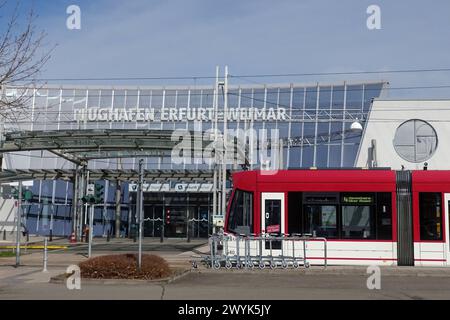 27.03.2024, Erfurt, Thueringen, GER - Strassenbahn der Linie 4 vor dem terminal des Flughafen Erfurt-Weimar. Alltag, aussen, Aussenaufnahme, Bahn, Befoerderung, deutsch, Deutschland, Erfurt, Europa, europaeisch, Flughafen, Flughafen Erfurt-Weimar, Flughafengebaeude, Fruehjahr, Fruehling, Gebaeude, Gesellschaft, Individualverkehr, Jahreszeit, Linie 4, Nahverkehr, niemand, oeffentlicher Personennahverkehr, OEPNV, Personenbefoerderung, Personentransport, Personenverkehr, QF, Querformat, Schiene, Schienenverkehr, Stadt, Stadtansicht, Stadtbahn, Stadtbild, Stadtverkehr, Strasse, Strassenbahn, Stras Banque D'Images