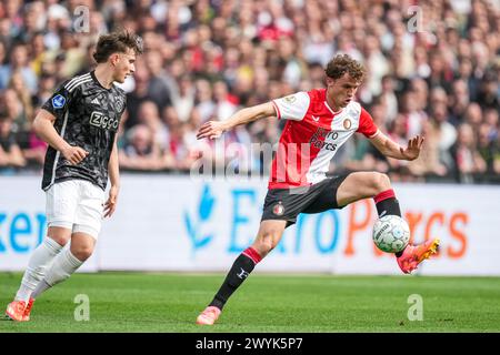 Rotterdam, pays-Bas. 07 avril 2024. Rotterdam - Mika Godts de l'Ajax, Mats Wieffer de Feyenoord lors du match Eredivisie entre Feyenoord et Ajax au Stadion Feijenoord de Kuip le 7 avril 2024 à Rotterdam, pays-Bas. Crédit : Box to Box Pictures/Alamy Live News Banque D'Images