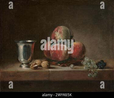 Nature morte avec des pêches, un gobelet en argent, des raisins et des noix. Jean Siméon Chardin. Vers 1759–1760. Banque D'Images