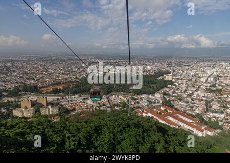 Salta, Argentine - 24 janvier 2024 : vue panoramique de la ville de Salta depuis le téléphérique. Banque D'Images