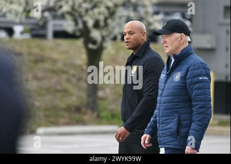 Dundalk (États-Unis d'Amérique). 05 avril 2024. Le gouverneur du Maryland, Wes Moore, à gauche, marche avec le président américain Joe Biden, à droite, lors d'une visite au site de la catastrophe du pont Francis Scott Key à Sollers point, le 5 avril 2024 à Dundalk, Maryland. Crédit : carter Elliott/MDGovpics/Alamy Live News Banque D'Images