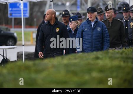 Dundalk (États-Unis d'Amérique). 05 avril 2024. Le gouverneur du Maryland, Wes Moore, à gauche, marche avec le président américain Joe Biden, à droite, lors d'une visite au site de la catastrophe du pont Francis Scott Key à Sollers point, le 5 avril 2024 à Dundalk, Maryland. Crédit : carter Elliott/MDGovpics/Alamy Live News Banque D'Images