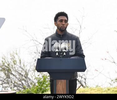 Dundalk (États-Unis d'Amérique). 05 avril 2024. Le maire de Baltimore, Brandon Scott, prononce une allocution lors d'une visite du site de la catastrophe du pont Francis Scott Key avec le président américain Joe Biden à Sollers point, le 5 avril 2024 à Dundalk, Maryland. Crédit : Joe Andrucyk/MDGovpics/Alamy Live News Banque D'Images