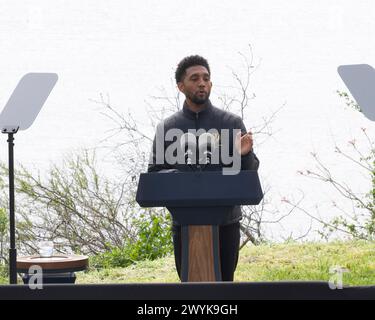 Dundalk (États-Unis d'Amérique). 05 avril 2024. Le maire de Baltimore, Brandon Scott, prononce une allocution lors d'une visite du site de la catastrophe du pont Francis Scott Key avec le président américain Joe Biden à Sollers point, le 5 avril 2024 à Dundalk, Maryland. Crédit : Joe Andrucyk/MDGovpics/Alamy Live News Banque D'Images