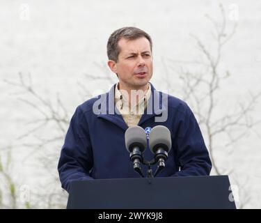 Dundalk (États-Unis d'Amérique). 05 avril 2024. Le secrétaire américain aux Transports Pete Buttigieg prononce une allocution lors d'une visite sur le site de la catastrophe du pont Francis Scott Key avec le président américain Joe Biden à Sollers point, le 5 avril 2024 à Dundalk, Maryland. Crédit : Joe Andrucyk/MDGovpics/Alamy Live News Banque D'Images