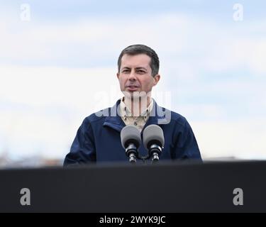 Dundalk (États-Unis d'Amérique). 05 avril 2024. Le secrétaire américain aux Transports Pete Buttigieg prononce une allocution lors d'une visite sur le site de la catastrophe du pont Francis Scott Key avec le président américain Joe Biden à Sollers point, le 5 avril 2024 à Dundalk, Maryland. Crédit : Joe Andrucyk/MDGovpics/Alamy Live News Banque D'Images