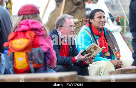 15.05.2012, Deutschland, Saxe, Dresde, Augustusbrücke, Neustädter Elbseite, Elbwiesen, der Schauspieler und Schirmherr der Karl-May-Festspiele Radebeul Peter Sodann roter Pullover und Murray Small Legs, Blackfoot-Indianer aus Kanada hellblaue Jacke, lesen Kindergartenkindern zur Einstimmung auf die Karl-May-Festtage in Radebeul Geschichten vor *** 15 05 2012, Allemagne, Saxe, Dresden, Augustusbrücke Neustädter Elbseite, Elbwiesen, acteur et patron du Karl May Festival Radebeul Peter Sodann chandail rouge et Murray Small Legs, Indien Blackfoot du Canada blouson bleu clair , lire STO Banque D'Images