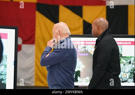 Dundalk (États-Unis d'Amérique). 05 avril 2024. Le président américain Joe Biden, au centre, et le gouverneur du Maryland Wes Moore, à droite, lors d'un briefing sur l'effondrement de la catastrophe du pont Francis Scott Key Bridge au siège du département des Transports du Maryland, le 5 avril 2024 à Dundalk, Maryland. Crédit : carter Elliott/MDGovpics/Alamy Live News Banque D'Images