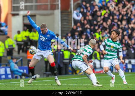 Glasgow, Royaume-Uni. 07 avril 2024. Les Rangers affrontent le Celtic à l'Ibrox Stadium, Glasgow, Écosse, Royaume-Uni, dans le troisième match Old Firm de la saison Scottish Premiership. Le Celtic est actuellement en avance sur les Rangers dans la ligue, de 1 point, bien que les Rangers aient un match en main. Le résultat de ce jeu est important pour les deux équipes. Crédit : Findlay/Alamy Live News Banque D'Images