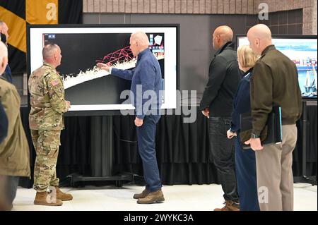 Dundalk (États-Unis d'Amérique). 05 avril 2024. Le président américain Joe Biden, au centre, pose une question au brigadier général John Lloyd, à gauche, au cours d'un briefing sur l'effondrement de la catastrophe du pont Francis Scott Key aux côtés du gouverneur du Maryland Wes Moore, 3ème à droite, et d'autres fonctionnaires au siège du Département des Transports du Maryland, le 5 avril 2024 à Dundalk, Maryland. Crédit : carter Elliott/MDGovpics/Alamy Live News Banque D'Images