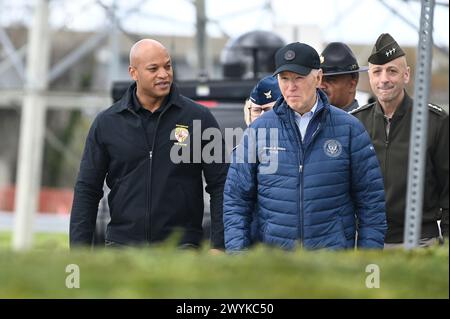 Dundalk (États-Unis d'Amérique). 05 avril 2024. Le gouverneur du Maryland, Wes Moore, à gauche, marche avec le président américain Joe Biden, à droite, lors d'une visite au site de la catastrophe du pont Francis Scott Key à Sollers point, le 5 avril 2024 à Dundalk, Maryland. Crédit : carter Elliott/MDGovpics/Alamy Live News Banque D'Images