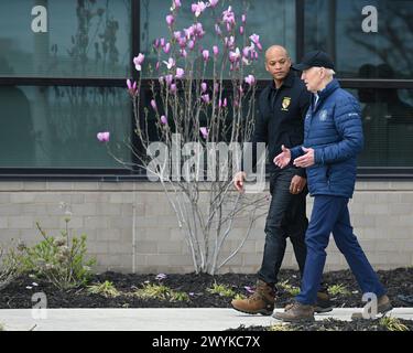 Dundalk (États-Unis d'Amérique). 05 avril 2024. Le gouverneur du Maryland, Wes Moore, à gauche, marche avec le président américain Joe Biden, à droite, lors d'une visite au site de la catastrophe du pont Francis Scott Key à Sollers point, le 5 avril 2024 à Dundalk, Maryland. Crédit : carter Elliott/MDGovpics/Alamy Live News Banque D'Images