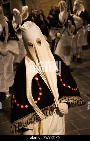 Pénitents à capuche lors de la célèbre procession du vendredi Saint à Chieti (Italie) avec leurs cagoules tirées Banque D'Images