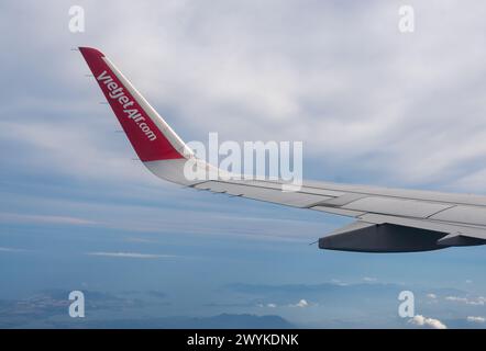 Nha Trang, Vietnam, 24 janvier 2024 : VietJet Wing Soaring : Aerial perspectives from plane Window Revealing VAST Sky and Earth's Panorama. perspective Banque D'Images