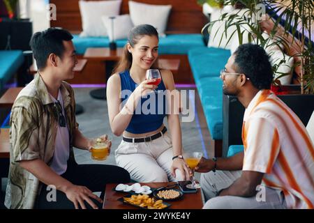 Homme partageant une histoire intéressante avec des amis dans le bar Banque D'Images