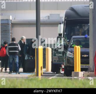 FUNCIONARIOS-MEXICANOS-ABANDONAN-ECUADOR Tababela, domingo 7 de abril del 2024 Funcionarios de la Embaja de MÃ xico, en el Aeropuerto Mariscal sucre, abandonan el Ecuador, desde la sala Protocolar, con destino a su pais. Fotos:Rolando Enriquez/API Tababela Pichincha Ecuador POL-FUNCIONARIOS-MEXICANOS-ABANDONAN-ECUADOR-3bd7055cb870688a001ee8ca9435a395 *** LES FONCTIONNAIRES MEXICAINS QUITTENT L'ÉQUATEUR Tababela, dimanche 7 avril 2024 les fonctionnaires de l'Ambassade du Mexique, à l'aéroport Mariscal sucre, quittent l'Équateur, de la salle DU Protocole, à destination de leur pays photos Rolando Enriririzipédia Pichquez API Tababela Banque D'Images