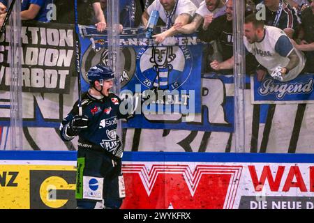 Straubing, Allemagne. 07 avril 2024. Hockey sur glace : DEL, Straubing Tigers - Eisbären Berlin, championnat, demi-finale, journée 4, Eisstadion am Pulverturm. Joshua Samanski des Straubing Tigers célèbre après son objectif de faire 3-1 contre le Eisbären Berlin. Crédit : Armin Weigel/dpa/Alamy Live News Banque D'Images