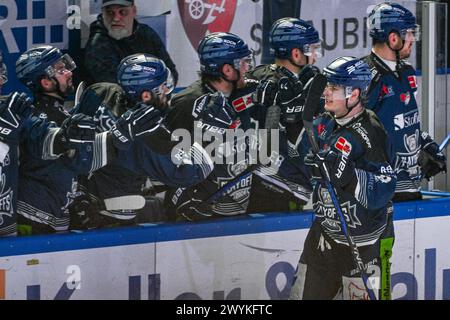 Straubing, Allemagne. 07 avril 2024. Hockey sur glace : DEL, Straubing Tigers - Eisbären Berlin, championnat, demi-finale, journée 4, Eisstadion am Pulverturm. Joshua Samanski des Straubing Tigers célèbre après son objectif de faire 3-1 contre le Eisbären Berlin. Crédit : Armin Weigel/dpa/Alamy Live News Banque D'Images