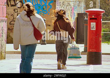 Glasgow, Écosse, Royaume-Uni. 7h avril 2024 : Météo britannique : tempête Kathleen vents et sunsine a rencontré les Glaswegiens dans la ville. Crédit Gerard Ferry/Alamy Live News Banque D'Images