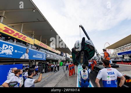 Circuit de Suzuka, 7 avril 2024 : la voiture endommagée de Daniel Ricciardo (AUS) de Visa RB lors du Grand Prix de formule 1 du Japon 2024. Corleve/Alamy Live News Banque D'Images