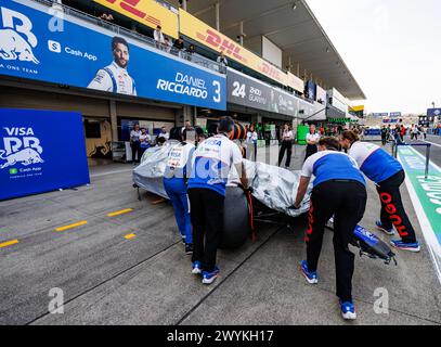 Circuit de Suzuka, 7 avril 2024 : la voiture endommagée de Daniel Ricciardo (AUS) de Visa RB lors du Grand Prix de formule 1 du Japon 2024. Corleve/Alamy Live News Banque D'Images