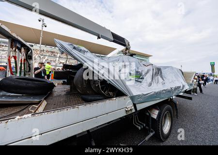 Circuit de Suzuka, 7 avril 2024 : la voiture endommagée de Daniel Ricciardo (AUS) de Visa RB lors du Grand Prix de formule 1 du Japon 2024. Corleve/Alamy Live News Banque D'Images