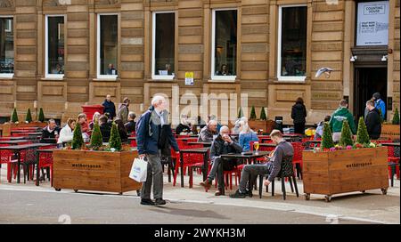 Glasgow, Écosse, Royaume-Uni. 7h avril 2024 : Météo britannique : tempête Kathleen vents et sunsine a rencontré les Glaswegiens dans la ville. Crédit Gerard Ferry/Alamy Live News Banque D'Images