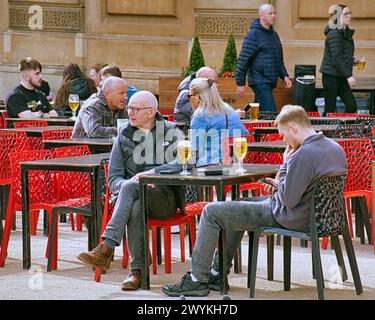 Glasgow, Écosse, Royaume-Uni. 7h avril 2024 : Météo britannique : tempête Kathleen vents et sunsine a rencontré les Glaswegiens dans la ville. Crédit Gerard Ferry/Alamy Live News Banque D'Images