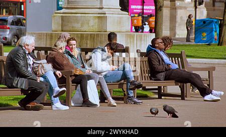 Glasgow, Écosse, Royaume-Uni. 7h avril 2024 : Météo britannique : tempête Kathleen vents et sunsine a rencontré les Glaswegiens dans la ville. Crédit Gerard Ferry/Alamy Live News Banque D'Images