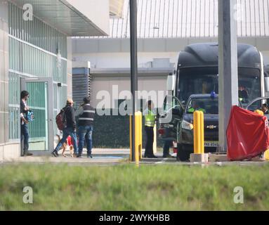 FUNCIONARIOS-MEXICANOS-ABANDONAN-ECUADOR Tababela, domingo 7 de abril del 2024 Funcionarios de la Embaja de MÃ xico, en el Aeropuerto Mariscal sucre, abandonan el Ecuador, desde la sala Protocolar, con destino a su pais. Fotos:Rolando Enriquez/API Tababela Pichincha Ecuador POL-FUNCIONARIOS-MEXICANOS-ABANDONAN-ECUADOR-ca0b2fb5e24e672845d2819734a6d535 *** LES FONCTIONNAIRES MEXICAINS QUITTENT L'ÉQUATEUR Tababela, dimanche 7 avril 2024 les fonctionnaires de l'Ambassade du Mexique, à l'aéroport Mariscal sucre, quittent l'Équateur, de la salle DU protocole, à destination de leur pays photos RolEnriquez API Tababela Pichinela Ecuado Banque D'Images