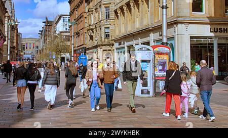 Glasgow, Écosse, Royaume-Uni. 7h avril 2024 : Météo britannique : tempête Kathleen vents et sunsine a rencontré les Glaswegiens dans la ville. Crédit Gerard Ferry/Alamy Live News Banque D'Images