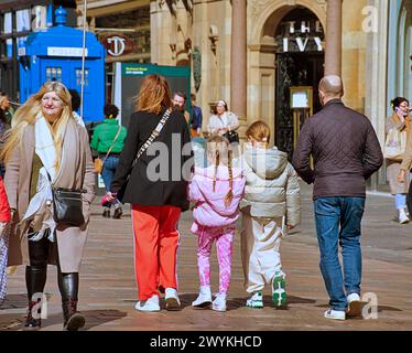 Glasgow, Écosse, Royaume-Uni. 7h avril 2024 : Météo britannique : tempête Kathleen vents et sunsine a rencontré les Glaswegiens dans la ville. Crédit Gerard Ferry/Alamy Live News Banque D'Images