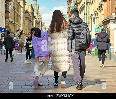 Glasgow, Écosse, Royaume-Uni. 7h avril 2024 : Météo britannique : tempête Kathleen vents et sunsine a rencontré les Glaswegiens dans la ville. Crédit Gerard Ferry/Alamy Live News Banque D'Images