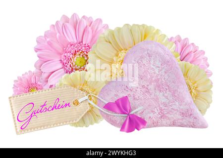 Décoration de bon cadeau allemand avec coeur d'amour rose et fleurs de Gerbera isolé sur fond blanc Banque D'Images